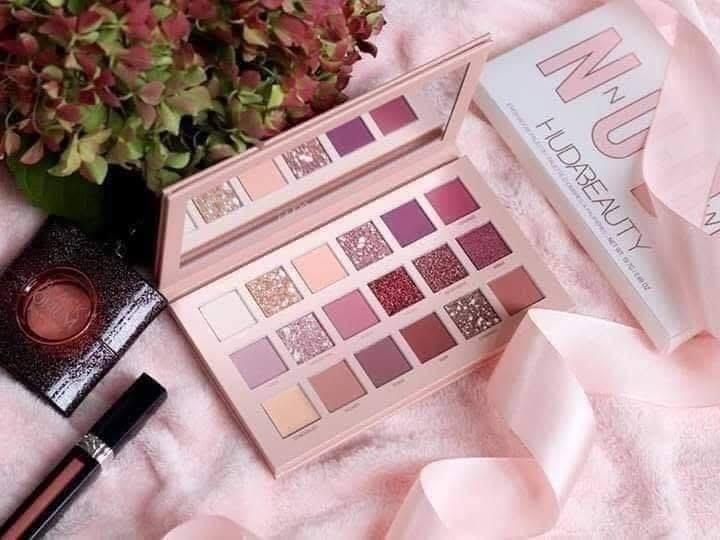 Huda BEAUTY   باليت شادو من هدي بيوتي النود